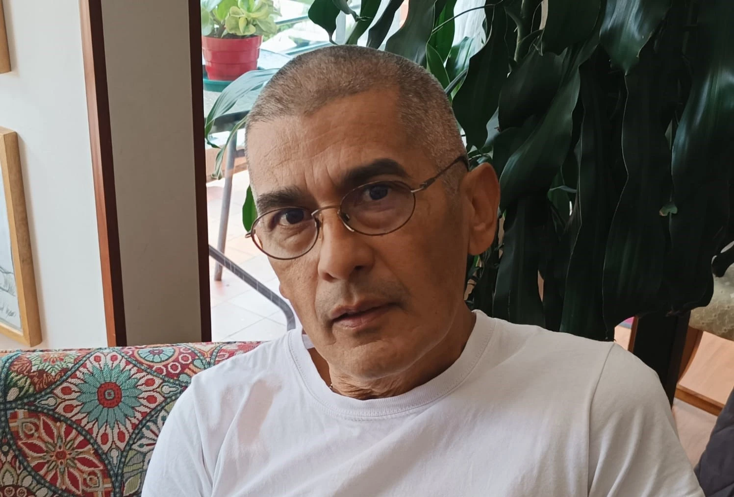 Luis Alejandro Chaves presenta "Monólogos desde mi soledad", una obra introspectiva que invita a la reflexión